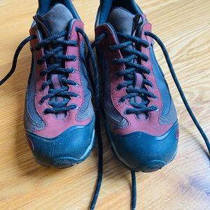 Men’s Oboz hiking shoes, 10.5, practically new